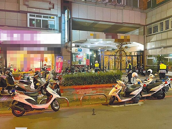 新北市樹林太元街5日晚間8時許發生墜樓事件，丁女從11樓住家墜樓，重壓擔任國小教師的吳男，吳男目前尚未脫離險境，家屬盼外界集氣，幫他度過難關。（民眾提供）