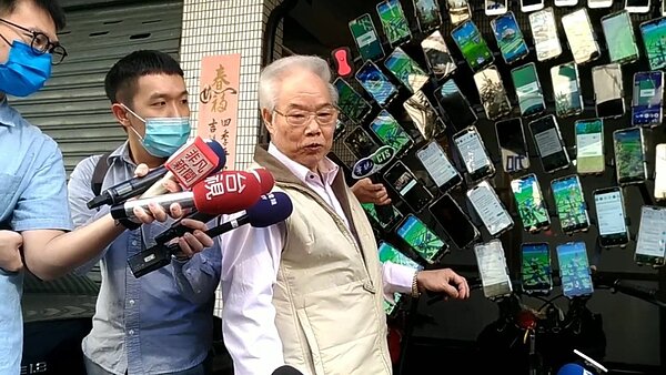 今日凌晨地震發生時，國家級警報連傳10多封，寶可夢阿伯陳三元多支手機狂響，他因為沒什麼感覺，便邊玩邊關通知。圖／民眾提供