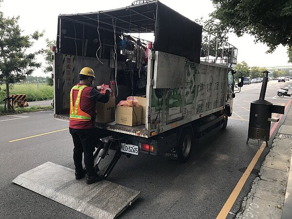 台中市政府推動減少燒金紙或集中處理。圖/台中市環保局提供
