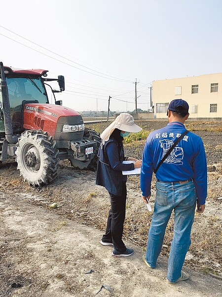 春耕到翻土機又沿路掉土，彰化縣政府組成聯合查緝小組開罰。（彰化縣環保局提供／吳敏菁彰化傳真）