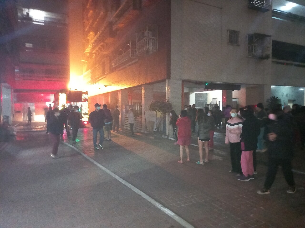 台南市北區公教住宅大樓起火,100多名住戶疏散至中庭。記者黃宣翰/攝影