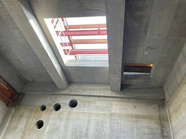 南科再生廠工地今發生女工墜入6米深水槽腦漿溢出慘死,圖疑為墜入水槽缺口。記者謝進盛/翻攝