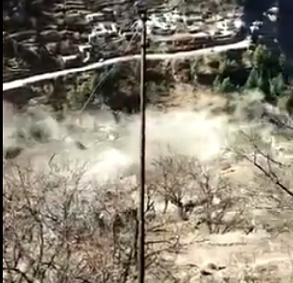 印度北部喜馬拉雅山冰川7日融化斷裂,砸毀北阿坎德邦(Uttarakhand)的山谷一座大壩,導致洪水湧入山谷。。圖/截自twitter