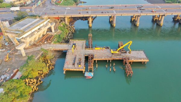 中正橋目前正進行河中段施工便橋及鋼支堡打設作業，力拚明年12月新橋主線道通車目標。圖／新北工務局提供