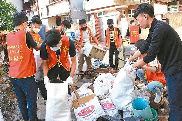 台南安平區顏姓老翁住處在打掃之前堆滿雜物,連床都沒有地方放,志工人員協助清掃。圖/華山基金會提供