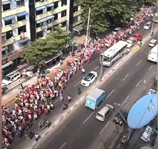 數以萬計民眾7日湧上緬甸最大城仰光街頭。圖/截自twitter