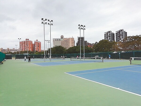 中正區河濱公園網球場供不應求，民眾要求增設4球場滿足運動需求。圖／台北市體育局提供