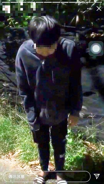 涉霸凌林姓女高職生的黃姓男子,前晚在高雄大寮區玫瑰園墓園外,遭近廿人動私刑,還被逼鞠躬道歉。記者林伯驊/翻攝