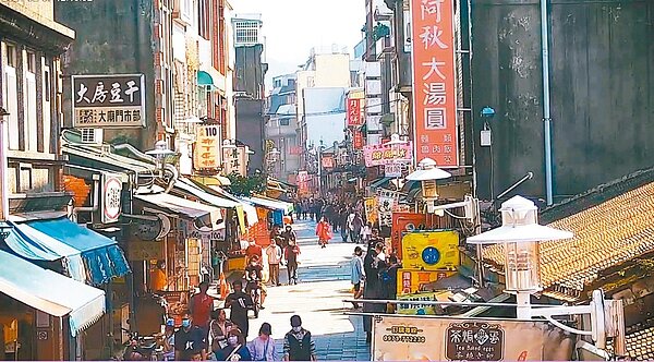 桃園大溪和平老街一度因部桃染疫者足跡影響人潮，但7日宣布部桃解封，下午大溪老街遊客變多。圖／桃園市觀旅局提供