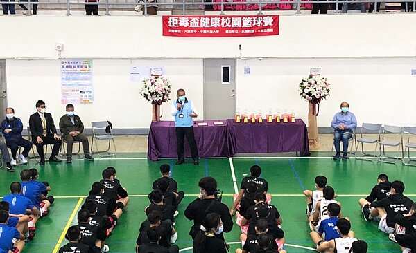 拒毒盃籃球賽2月4日開幕式,大誠高中張德宏校長到場為學生們加油打氣。圖/永慶房屋提供