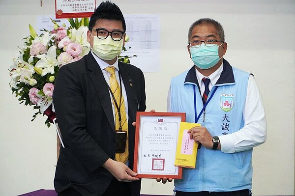 大誠高中張德宏校長(圖右)感謝永慶房屋支持校園籃球賽事。圖/永慶房屋提供
