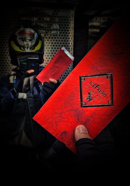 外送員親送天母使館區某豪宅，結果意外收到女主人送的千元新年紅包。圖／截自臉書社團《UberEats全台討論區》