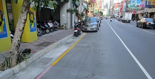 板橋區實踐路部分紅線改黃線。圖/新北市交通局提供