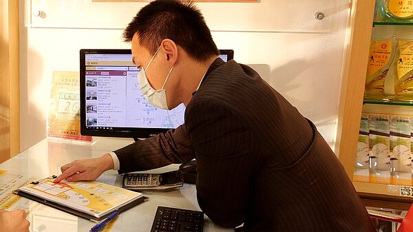 永慶房屋提供新進經紀人員前九個月每月保障五萬元,並規劃一對一師徒制度,確保每位新人都有一位資深導師,免去獨自摸索的焦慮與不安。圖/永慶房屋提供