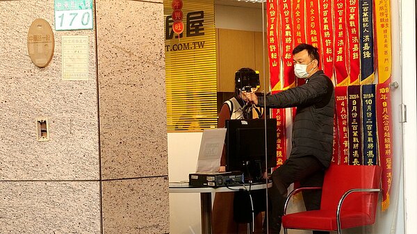 永慶房屋與金馬獎最佳新導演黃信堯合作,拍攝「永慶讓你的特質更有價值」徵才廣告,點出在艱困的大環境下,永慶房屋為新進員工提供的職場保障。圖/永慶房屋提供