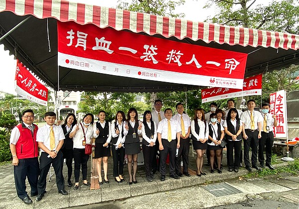 業績不僅衝破新高,永慶加盟三品牌北台灣夥伴也積極投入公益,平均每天有3.5小時在做公益。圖/永慶房產集團提供