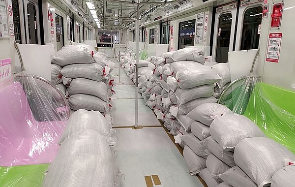捷運綠線車廂裝載沙包模擬滿載情況。圖/台中捷運提供
