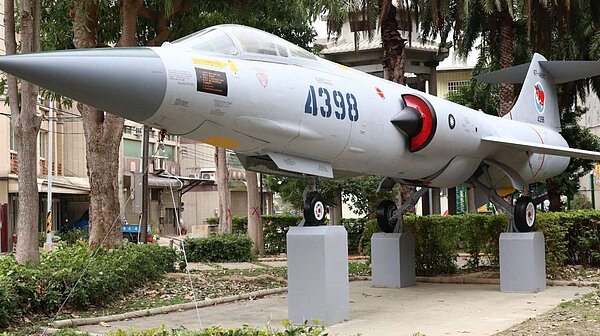 新竹修復康樂公園F-104戰鬥機，吸引不少軍事迷朝聖。圖／新竹市城銷處提供
