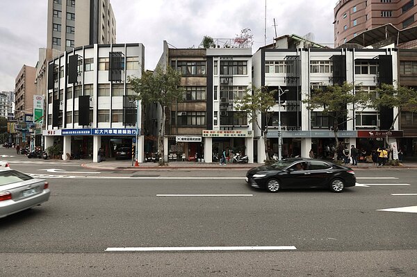 「府中郵局周邊建築物」環境改善示範標的竣工。圖／新北市政府提供