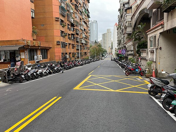 內湖路二段103巷路面施作後。圖／台北市新工處提供