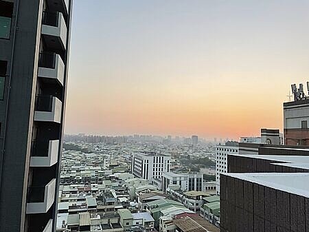 氣象局長鄭明典表示,近期大氣的混合層高度低於本季節的一半以下,使得擴散條件非常差,而持續一周的情況也非常少見。圖為台南市中西區6日上午8時AQI空汙指數一度達160的紅害等級,下午空品又恢復正常數值。(本報資料照片)