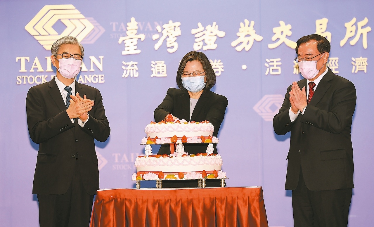 蔡英文總統（中）昨天視察台灣證券交易所，並與金管會主委黃天牧（左）、證交所董事長許璋瑤（右）切蛋糕慶祝證交所成立60周年。記者余承翰／攝影