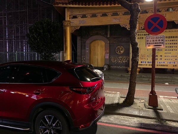 新北市共開放82條停車需求高的路段,實施紅線夜間開放時段性停車,此為板橋文化路紅線夜間開放停車路段。圖/新北交通局提供