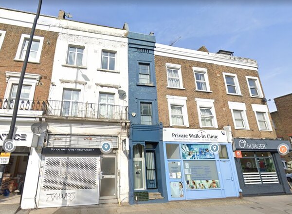 英國倫敦「最窄樓房」（圖中天青藍色牆面建築）寬度僅1.67公尺，由於座落於商業精華區，因此開出高價110萬歐元（約台幣3688萬元）求售。圖／擷自Google Map