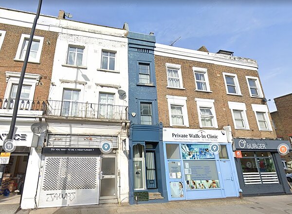 英國倫敦「最窄樓房」(圖中天青藍色牆面建築)寬度僅1.67公尺,由於座落於商業精華區,因此開出高價110萬歐元(約台幣3688萬元)求售。圖/擷自Google Map