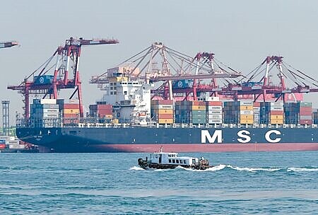 
1月對中國大陸出口148.5億美元，創下歷史新高，年增率57％為2010年2月以來最大。圖為高雄港碼頭旁大型貨輪貨櫃吊掛作業情景。（本報資料照片）
