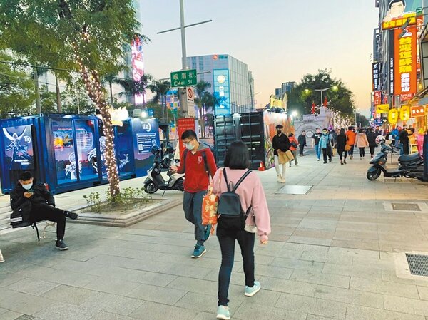 台北市西門町店家抱怨，市府不准在中華路人行道設置機車停車格位，卻擺設電玩裝置成路霸。（台北市議員徐立信研究室提供／張薷台北傳真）