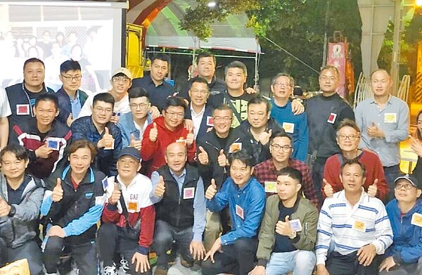 雲林縣四湖鄉長蘇國瓏(中排左五)鼓勵生育以身作則生4兒女,家族3代逾百人。(蘇國瓏提供/張朝欣雲林傳真)