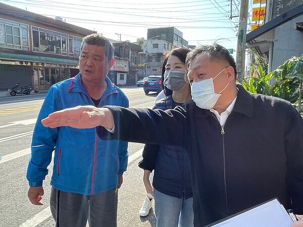 桃園市中壢區中央路與陸光路、民族路上下班（課）時段交通壅塞，議員舒翠玲建議，拓寬民族路三段362巷，同時於民族路三段362巷與中央路間新闢道路銜接並改為單行道。圖／舒翠玲服務處提供