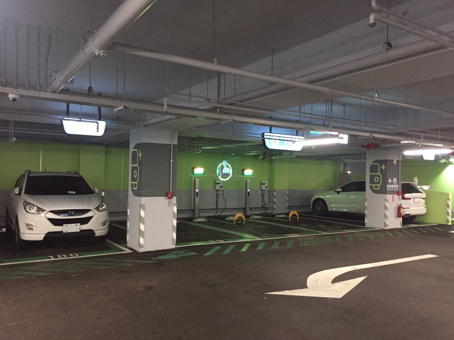 音樂公園地下停車場充電專用停車位。圖／新北市政府提供