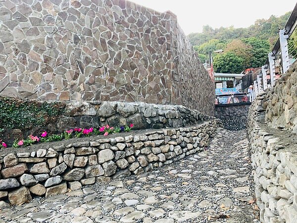 龍巖冽泉打掉重練,打除既有景觀池水泥鋪面,改採天然塊石與景石搭配,並適量栽植原生種水生植物,重塑景觀。圖/高雄市政府提供