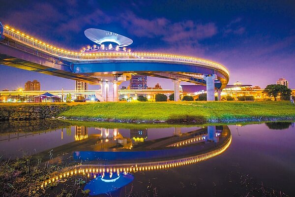 新北大都會公園橫跨五股、蘆洲、三重等區,全長7.7公里、面積廣達424公頃,白天、黑夜各有風情,是春節出遊親子首選。(新北市水利局提供/許哲瑗新北傳真)