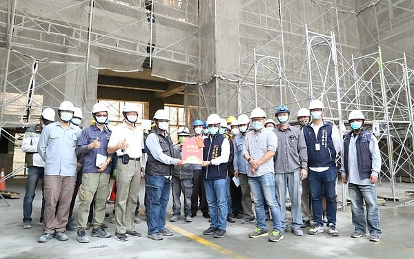 中市都發局長視察社宅工地,贈加菜金賀新春。圖/台中市政府提供