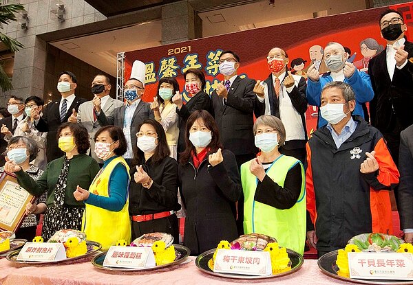 臺北市政府舉辦「溫馨年菜•愛心快遞」活動,各界踴躍愛心捐款,今年共計送出1,821份溫馨年菜。圖/永慶房產集團提供