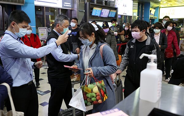 春節七天假期今天啟動,台北轉運站昨天已出現春節返鄉人潮,各客運公司防疫不馬虎,搭車前先量體溫。記者曾吉松/攝影