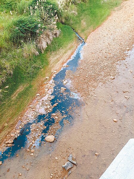 新北市環保局7日獲報金山區磺溪水遭受汙染出現黑水，經查為煞車皮製造商逕自排放廢水所致。圖／新北市環保局提供