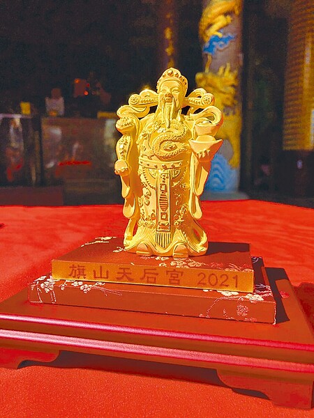 旗山天后宮農曆春節將舉辦「聖母賜福 喜迎財神」擲筊活動,每天送出3尊純黃金打造的財神爺,一連5天。圖/旗山天后宮提供