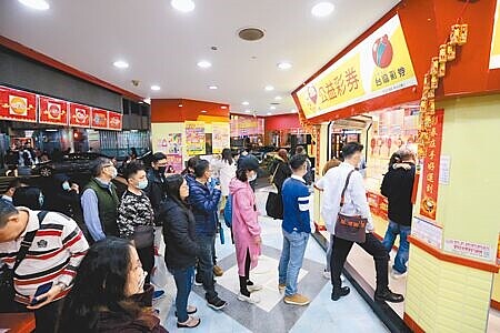 鼠年壓軸大獎開出來了!大樂透頭獎17連槓後,昨小年夜終於開出,一注獨得5.39億元,獎落台中市霧峰區的「有錢尚好樂透站」。圖為示意圖(本報資料照片)