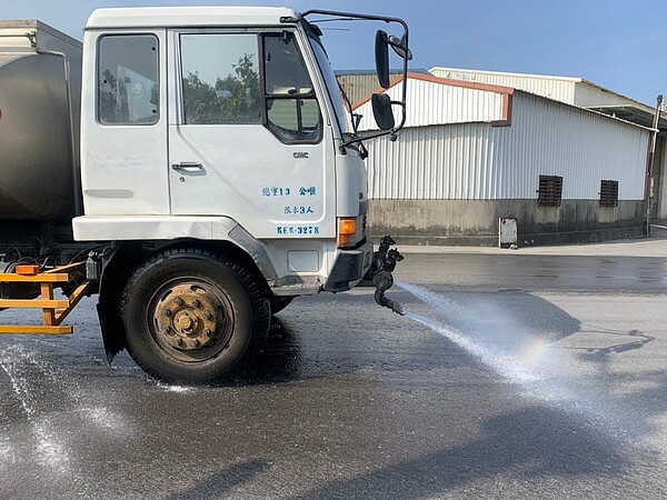 高雄市環保局加強春節期間道路清洗，減少揚塵。圖／高雄市環保局提供