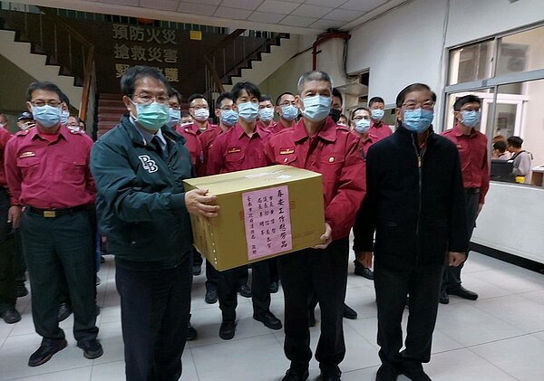 台南市長黃偉哲(左一)、消防局長李明峯(右一)除夕夜慰勤,感謝打火弟兄堅守崗位付出。圖/消防局提供