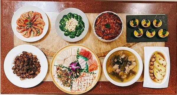 原PO貼出自做的年夜菜,8樣菜色樣樣擺盤精緻、用料實在。圖/擷自Dcard