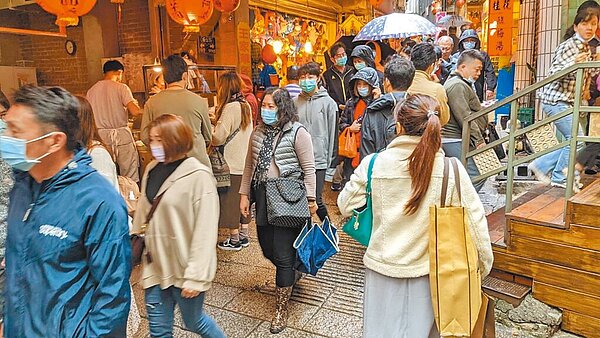 大年初一,國道雖然塞得不是很嚴重,但因各地走春遊客多,不少景點塞爆。圖為新北市九份老街,一早湧入大量遊客。(新北市觀旅局提供/許哲瑗新北傳真)