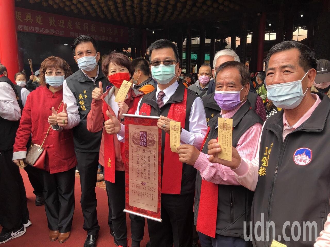 南鯤鯓代天府今抽國運籤,一反連年下下籤、今天抽出「辛酉」中上籤。記者周宗禎/攝影