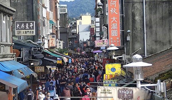 大年初一桃園不少景點都開始出現走春人潮，指標的大溪老街下午開始湧現逛街民眾，人潮警示燈號亮起黃燈。圖／取自桃園觀光導覽網即時影像平台