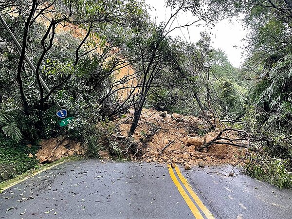 昨日上午台北市陽金公路台2甲線11k處出現坍方,雙向道路被土石覆蓋。圖/北海岸全民聯盟公社提供