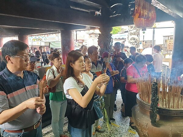 大年初三可就近去住家附近或常去廟宇跟神明拜年招好運。圖/聯合報系資料照